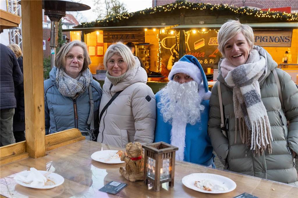 Der blau-weiße Weihnachtsmann war zu Besuch auf dem Adventsmarkt in Alstätte. Hier gibt es zahlreiche Fotos von den Besuchern des Weihnachtsmarktes. 
