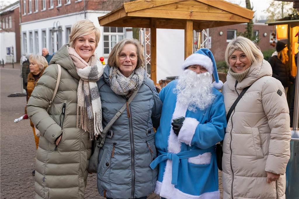 Der blau-weiße Weihnachtsmann war zu Besuch auf dem Adventsmarkt in Alstätte. Hier gibt es zahlreiche Fotos von den Besuchern des Weihnachtsmarktes. 