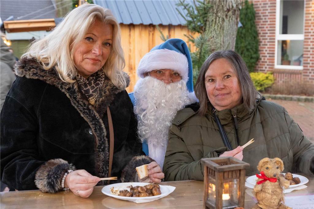 Der blau-weiße Weihnachtsmann war zu Besuch auf dem Adventsmarkt in Alstätte. Hier gibt es zahlreiche Fotos von den Besuchern des Weihnachtsmarktes. 