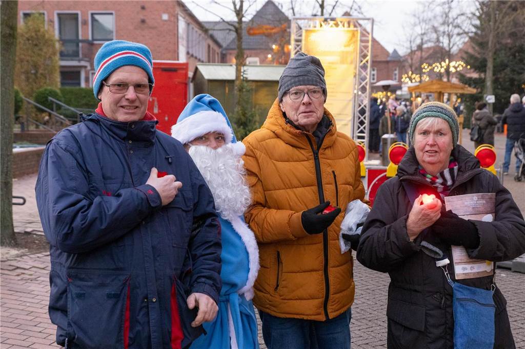 Der blau-weiße Weihnachtsmann war zu Besuch auf dem Adventsmarkt in Alstätte. Hier gibt es zahlreiche Fotos von den Besuchern des Weihnachtsmarktes. 
