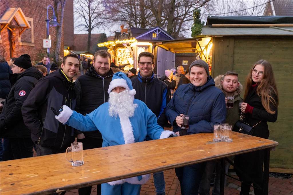 Der blau-weiße Weihnachtsmann war zu Besuch auf dem Adventsmarkt in Alstätte. Hier gibt es zahlreiche Fotos von den Besuchern des Weihnachtsmarktes. 