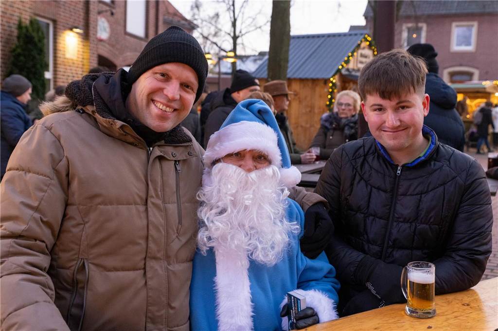 Der blau-weiße Weihnachtsmann war zu Besuch auf dem Adventsmarkt in Alstätte. Hier gibt es zahlreiche Fotos von den Besuchern des Weihnachtsmarktes. 