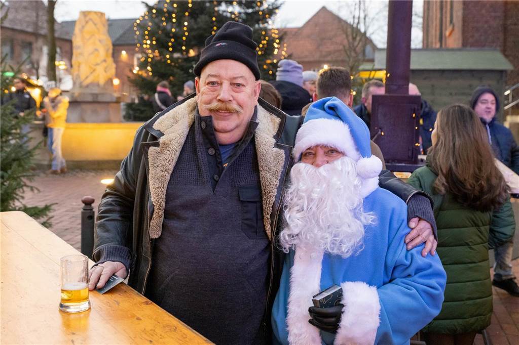 Der blau-weiße Weihnachtsmann war zu Besuch auf dem Adventsmarkt in Alstätte. Hier gibt es zahlreiche Fotos von den Besuchern des Weihnachtsmarktes. 
