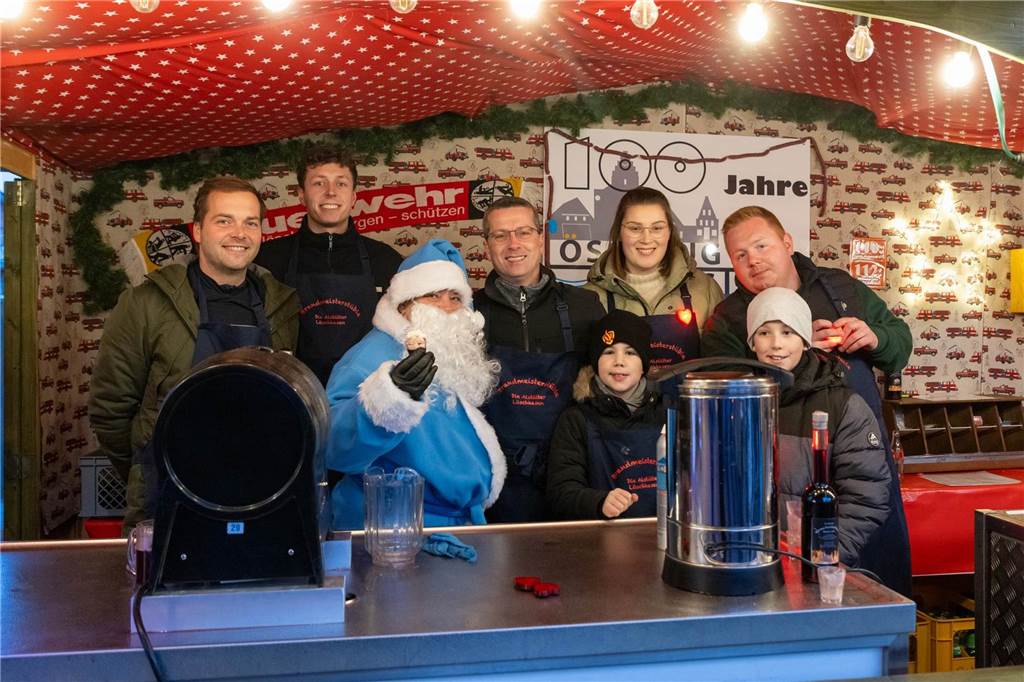 Der blau-weiße Weihnachtsmann war zu Besuch auf dem Adventsmarkt in Alstätte. Hier gibt es zahlreiche Fotos von den Besuchern des Weihnachtsmarktes. 