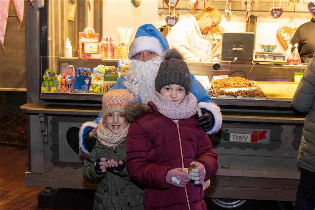 Der blau-weiße Weihnachtsmann war zu Besuch auf dem Adventsmarkt in Alstätte. Hier gibt es zahlreiche Fotos von den Besuchern des Weihnachtsmarktes. 