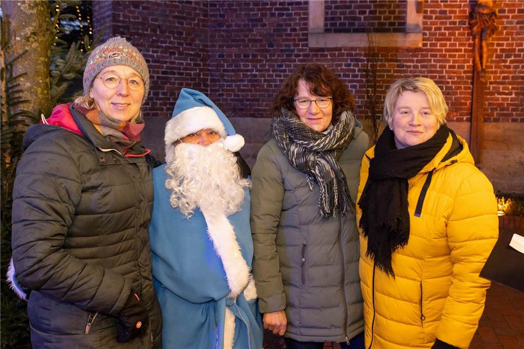 Der blau-weiße Weihnachtsmann war zu Besuch auf dem Adventsmarkt in Alstätte. Hier gibt es zahlreiche Fotos von den Besuchern des Weihnachtsmarktes. 