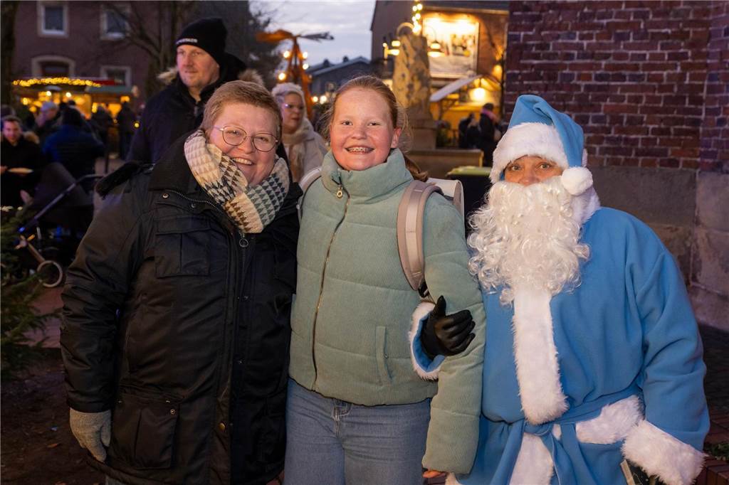 Der blau-weiße Weihnachtsmann war zu Besuch auf dem Adventsmarkt in Alstätte. Hier gibt es zahlreiche Fotos von den Besuchern des Weihnachtsmarktes. 