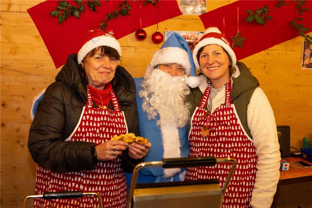 Der blau-weiße Weihnachtsmann war zu Besuch auf dem Adventsmarkt in Alstätte. Hier gibt es zahlreiche Fotos von den Besuchern des Weihnachtsmarktes. 