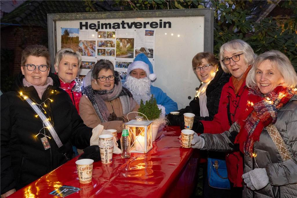 Der blau-weiße Weihnachtsmann war zu Besuch auf dem Adventsmarkt in Alstätte. Hier gibt es zahlreiche Fotos von den Besuchern des Weihnachtsmarktes. 