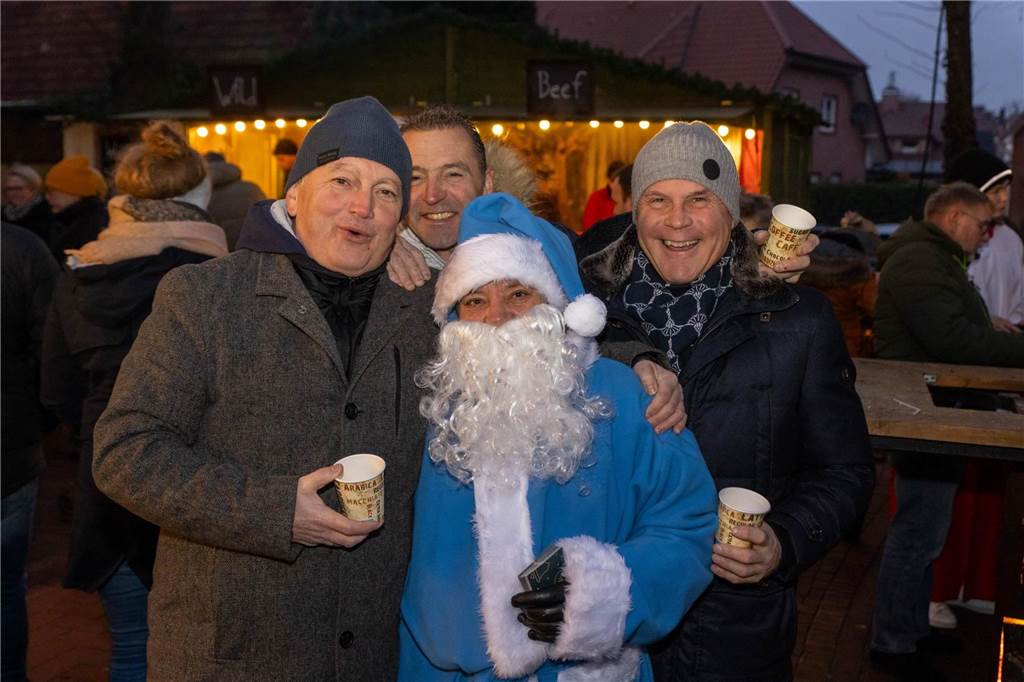 Der blau-weiße Weihnachtsmann war zu Besuch auf dem Adventsmarkt in Alstätte. Hier gibt es zahlreiche Fotos von den Besuchern des Weihnachtsmarktes. 