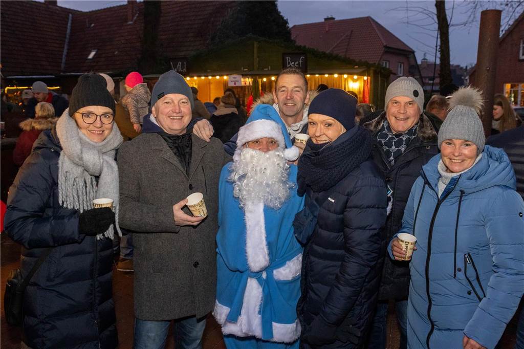 Der blau-weiße Weihnachtsmann war zu Besuch auf dem Adventsmarkt in Alstätte. Hier gibt es zahlreiche Fotos von den Besuchern des Weihnachtsmarktes. 