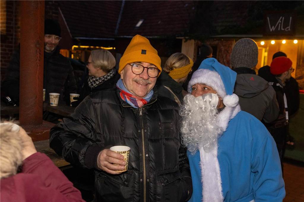 Der blau-weiße Weihnachtsmann war zu Besuch auf dem Adventsmarkt in Alstätte. Hier gibt es zahlreiche Fotos von den Besuchern des Weihnachtsmarktes. 