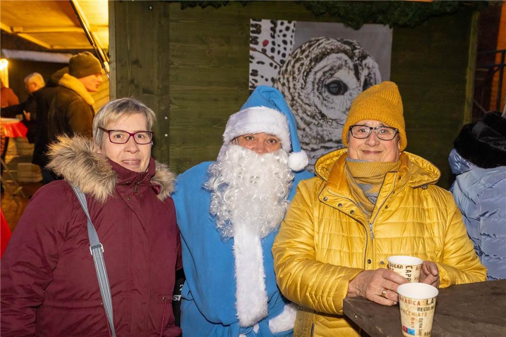 Der blau-weiße Weihnachtsmann war zu Besuch auf dem Adventsmarkt in Alstätte. Hier gibt es zahlreiche Fotos von den Besuchern des Weihnachtsmarktes. 