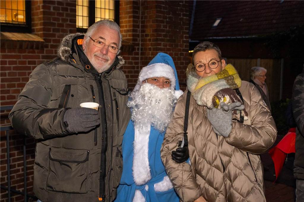 Der blau-weiße Weihnachtsmann war zu Besuch auf dem Adventsmarkt in Alstätte. Hier gibt es zahlreiche Fotos von den Besuchern des Weihnachtsmarktes. 
