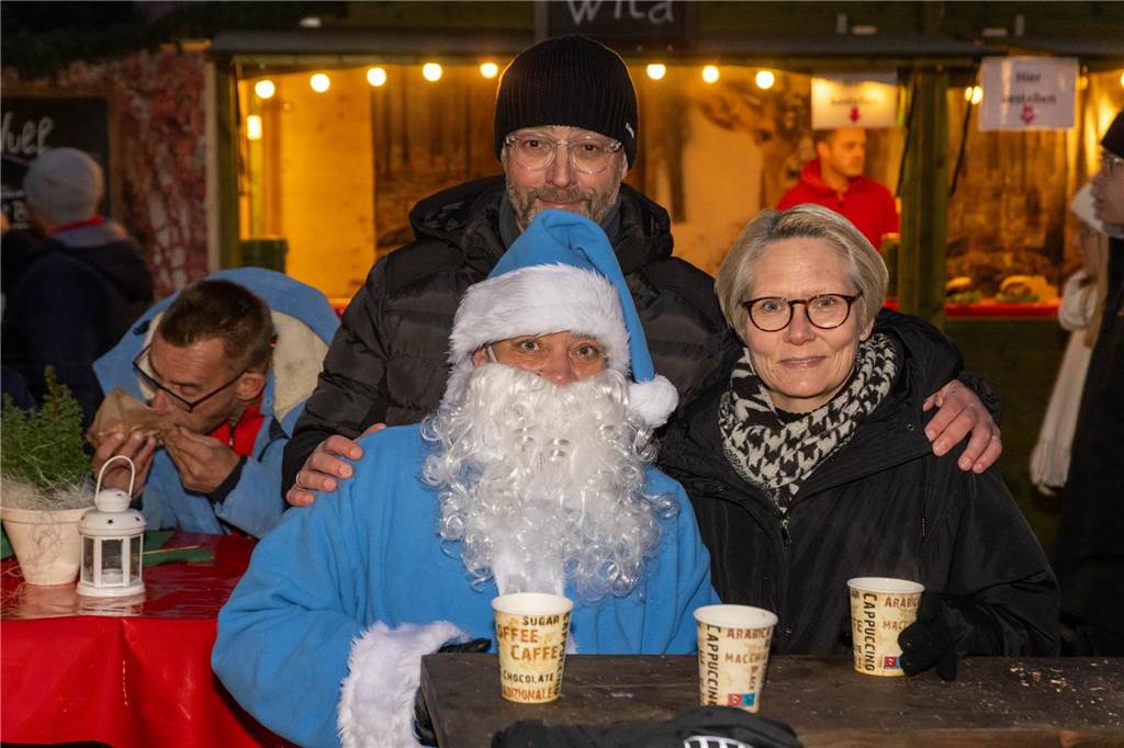 Der blau-weiße Weihnachtsmann war zu Besuch auf dem Adventsmarkt in Alstätte. Hier gibt es zahlreiche Fotos von den Besuchern des Weihnachtsmarktes. 