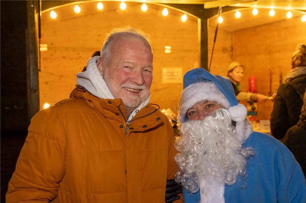 Der blau-weiße Weihnachtsmann war zu Besuch auf dem Adventsmarkt in Alstätte. Hier gibt es zahlreiche Fotos von den Besuchern des Weihnachtsmarktes. 