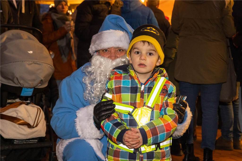 Der blau-weiße Weihnachtsmann war zu Besuch auf dem Adventsmarkt in Alstätte. Hier gibt es zahlreiche Fotos von den Besuchern des Weihnachtsmarktes. 