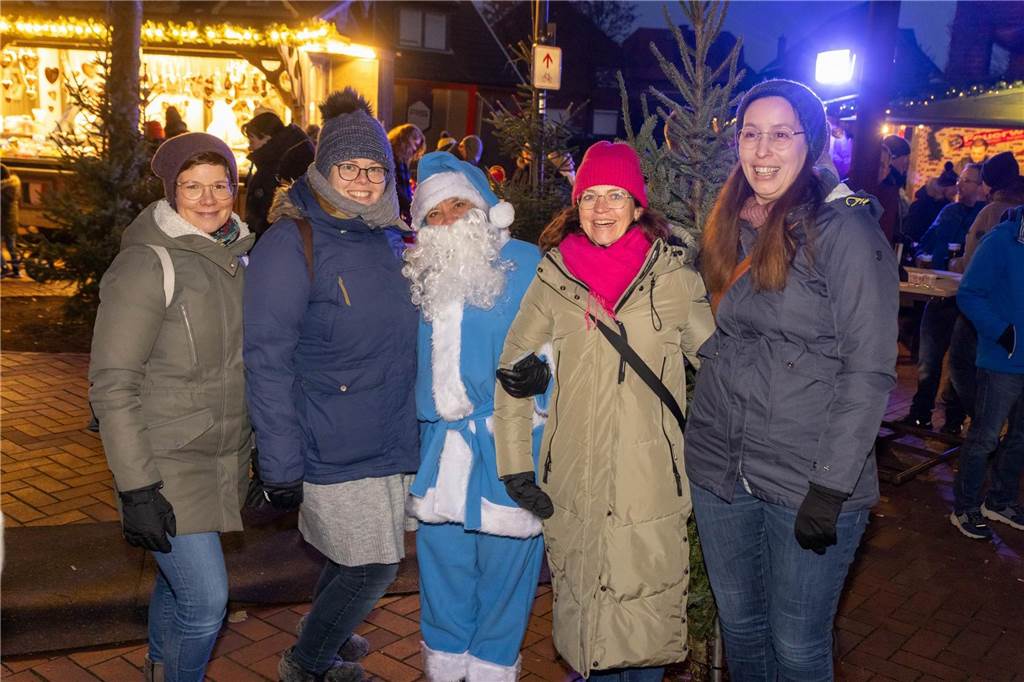 Der blau-weiße Weihnachtsmann war zu Besuch auf dem Adventsmarkt in Alstätte. Hier gibt es zahlreiche Fotos von den Besuchern des Weihnachtsmarktes. 