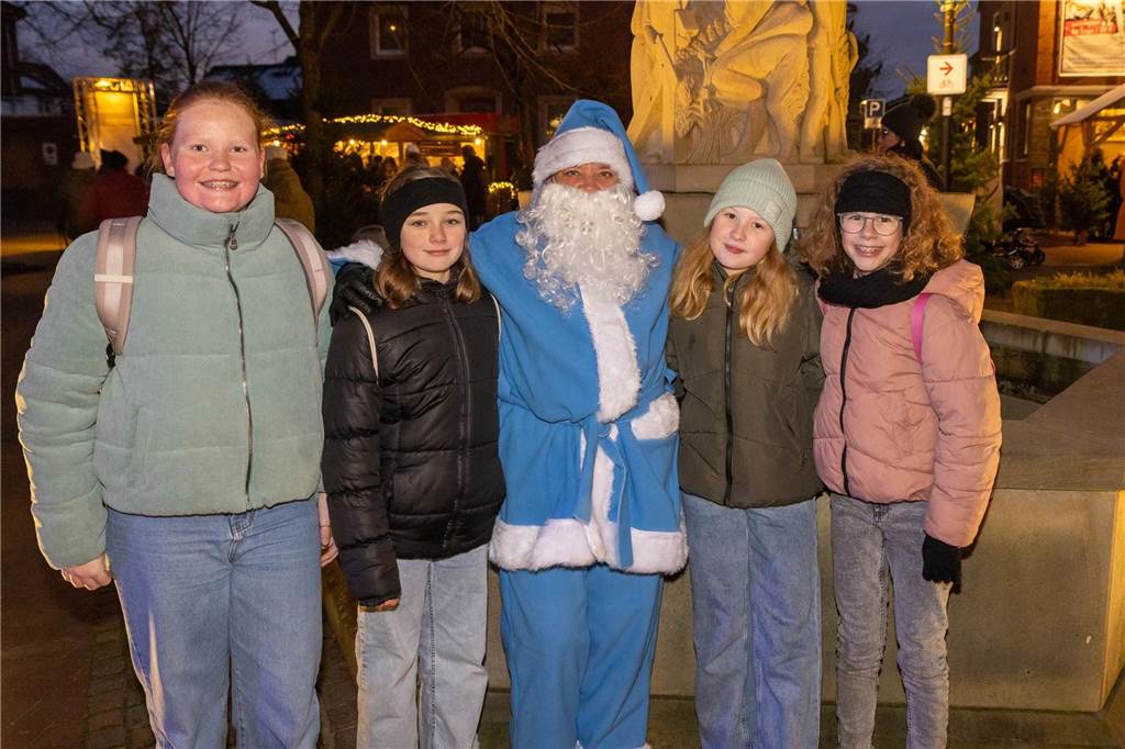 Der blau-weiße Weihnachtsmann war zu Besuch auf dem Adventsmarkt in Alstätte. Hier gibt es zahlreiche Fotos von den Besuchern des Weihnachtsmarktes. 