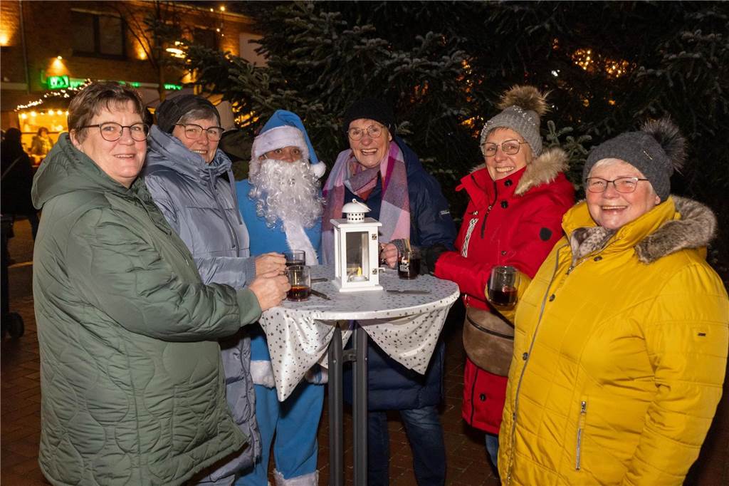 Der blau-weiße Weihnachtsmann war zu Besuch auf dem Adventsmarkt in Alstätte. Hier gibt es zahlreiche Fotos von den Besuchern des Weihnachtsmarktes. 