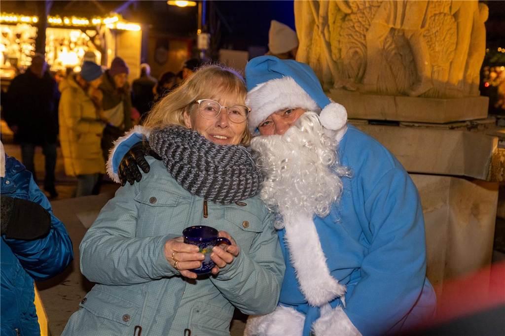 Der blau-weiße Weihnachtsmann war zu Besuch auf dem Adventsmarkt in Alstätte. Hier gibt es zahlreiche Fotos von den Besuchern des Weihnachtsmarktes. 