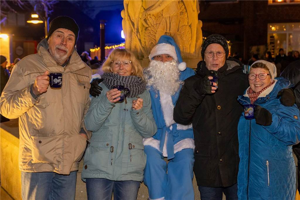 Der blau-weiße Weihnachtsmann war zu Besuch auf dem Adventsmarkt in Alstätte. Hier gibt es zahlreiche Fotos von den Besuchern des Weihnachtsmarktes. 