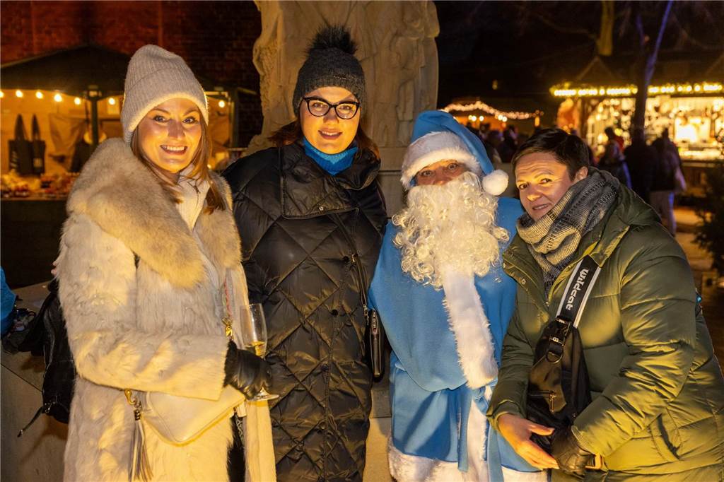 Der blau-weiße Weihnachtsmann war zu Besuch auf dem Adventsmarkt in Alstätte. Hier gibt es zahlreiche Fotos von den Besuchern des Weihnachtsmarktes. 