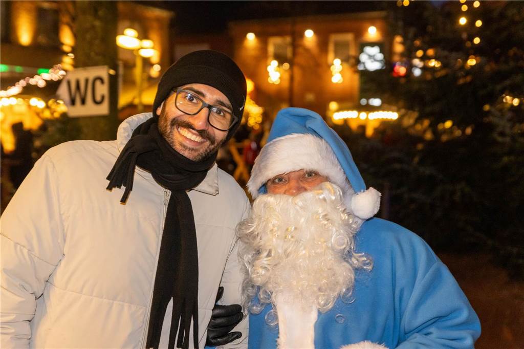 Der blau-weiße Weihnachtsmann war zu Besuch auf dem Adventsmarkt in Alstätte. Hier gibt es zahlreiche Fotos von den Besuchern des Weihnachtsmarktes. 