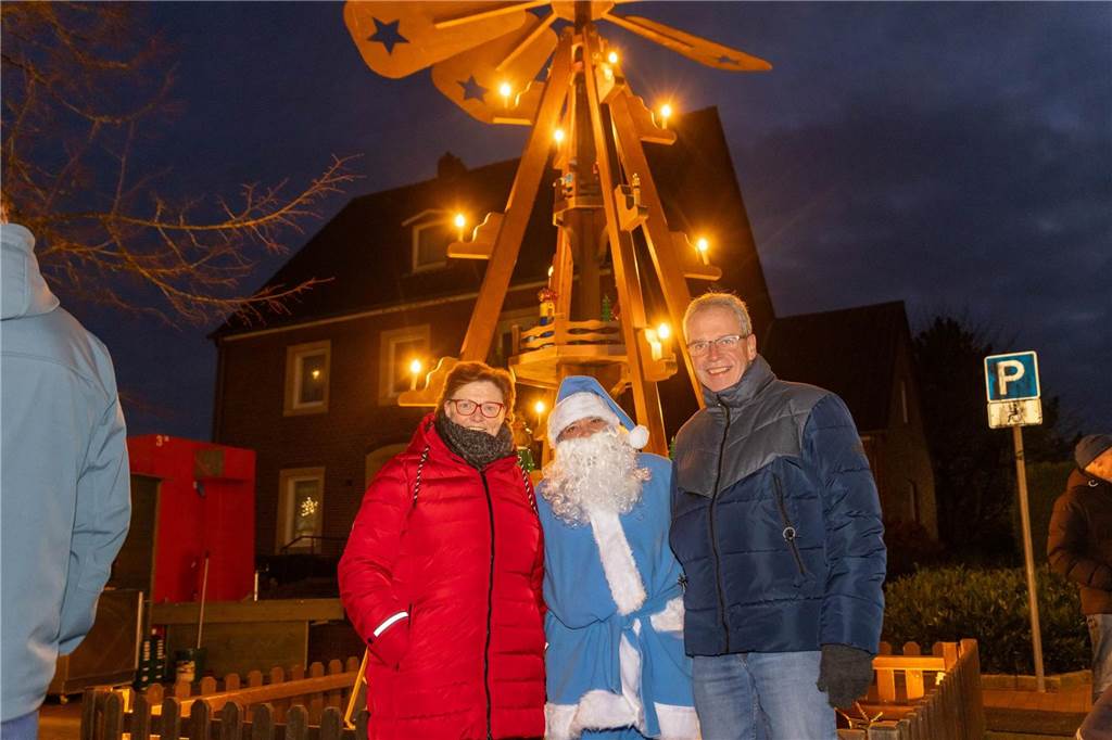 Der blau-weiße Weihnachtsmann war zu Besuch auf dem Adventsmarkt in Alstätte. Hier gibt es zahlreiche Fotos von den Besuchern des Weihnachtsmarktes. 