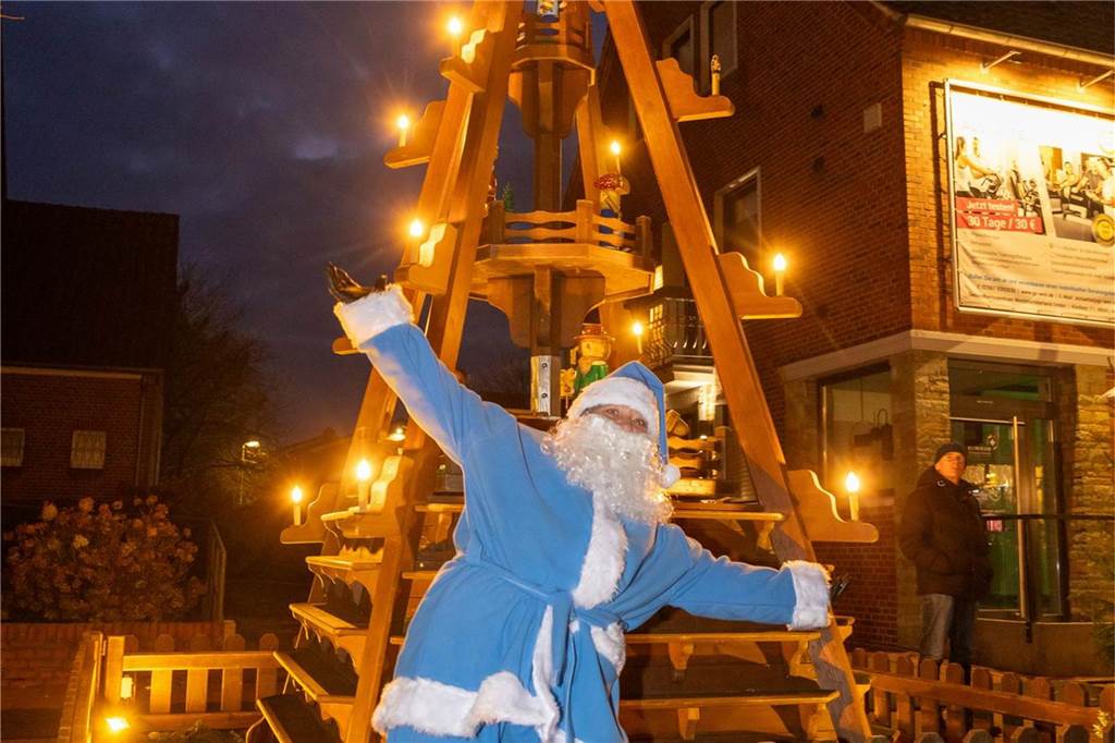 Der blau-weiße Weihnachtsmann war zu Besuch auf dem Adventsmarkt in Alstätte. Hier gibt es zahlreiche Fotos von den Besuchern des Weihnachtsmarktes. 