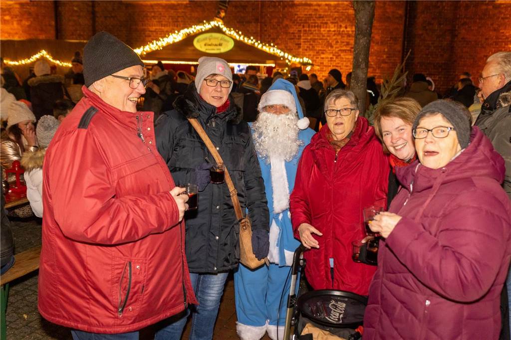 Der blau-weiße Weihnachtsmann war zu Besuch auf dem Adventsmarkt in Alstätte. Hier gibt es zahlreiche Fotos von den Besuchern des Weihnachtsmarktes. 