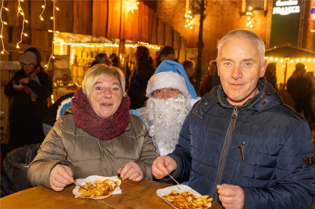 Der blau-weiße Weihnachtsmann war zu Besuch auf dem Adventsmarkt in Alstätte. Hier gibt es zahlreiche Fotos von den Besuchern des Weihnachtsmarktes. 