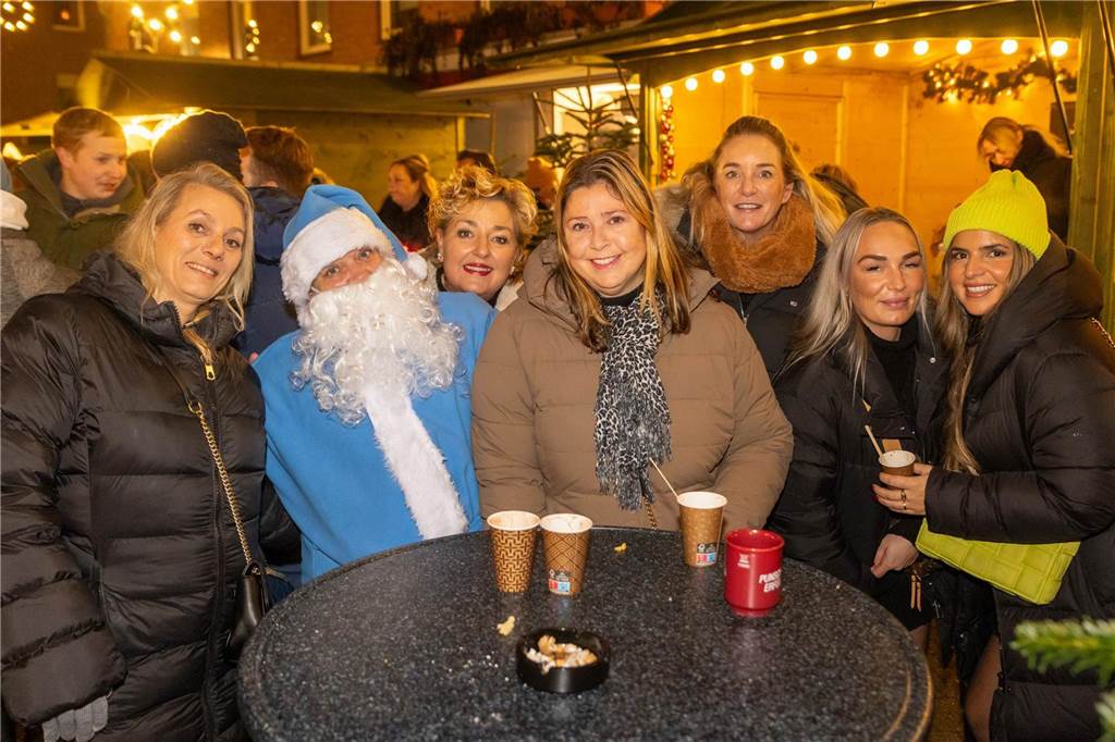 Der blau-weiße Weihnachtsmann war zu Besuch auf dem Adventsmarkt in Alstätte. Hier gibt es zahlreiche Fotos von den Besuchern des Weihnachtsmarktes. 