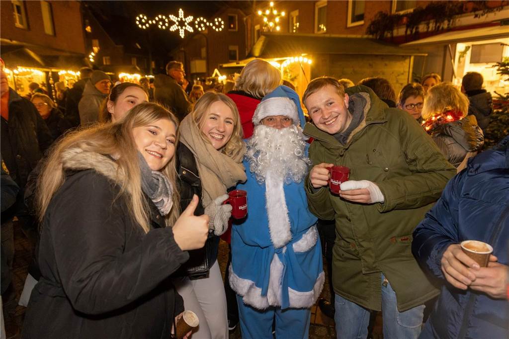 Der blau-weiße Weihnachtsmann war zu Besuch auf dem Adventsmarkt in Alstätte. Hier gibt es zahlreiche Fotos von den Besuchern des Weihnachtsmarktes. 