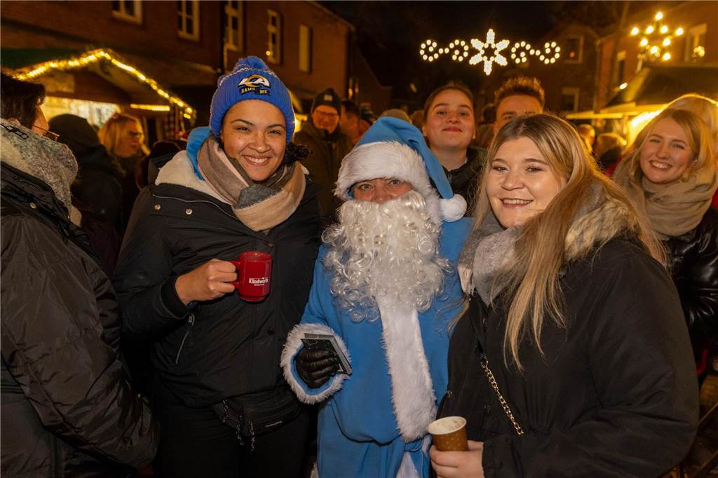 Der blau-weiße Weihnachtsmann war zu Besuch auf dem Adventsmarkt in Alstätte. Hier gibt es zahlreiche Fotos von den Besuchern des Weihnachtsmarktes. 
