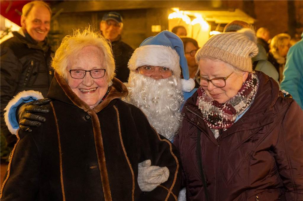 Der blau-weiße Weihnachtsmann war zu Besuch auf dem Adventsmarkt in Alstätte. Hier gibt es zahlreiche Fotos von den Besuchern des Weihnachtsmarktes. 