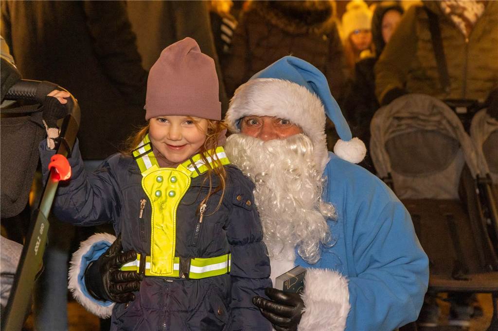 Der blau-weiße Weihnachtsmann war zu Besuch auf dem Adventsmarkt in Alstätte. Hier gibt es zahlreiche Fotos von den Besuchern des Weihnachtsmarktes. 