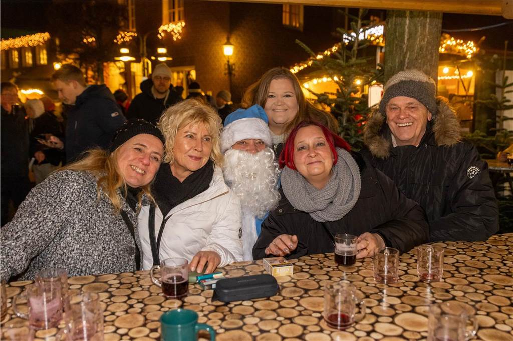 Der blau-weiße Weihnachtsmann war zu Besuch auf dem Adventsmarkt in Alstätte. Hier gibt es zahlreiche Fotos von den Besuchern des Weihnachtsmarktes. 