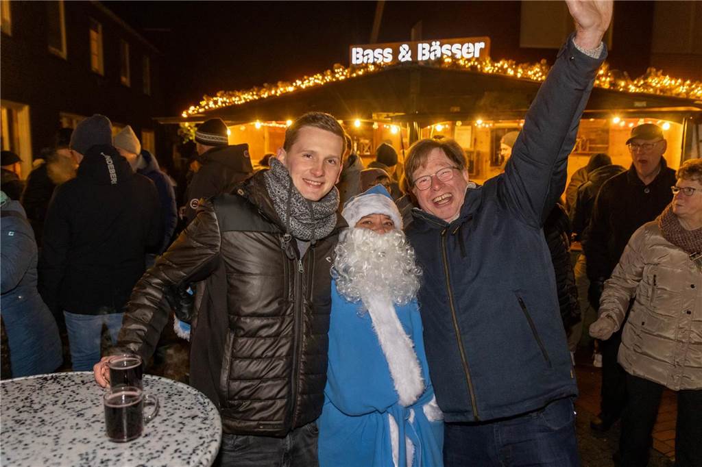 Der blau-weiße Weihnachtsmann war zu Besuch auf dem Adventsmarkt in Alstätte. Hier gibt es zahlreiche Fotos von den Besuchern des Weihnachtsmarktes. 