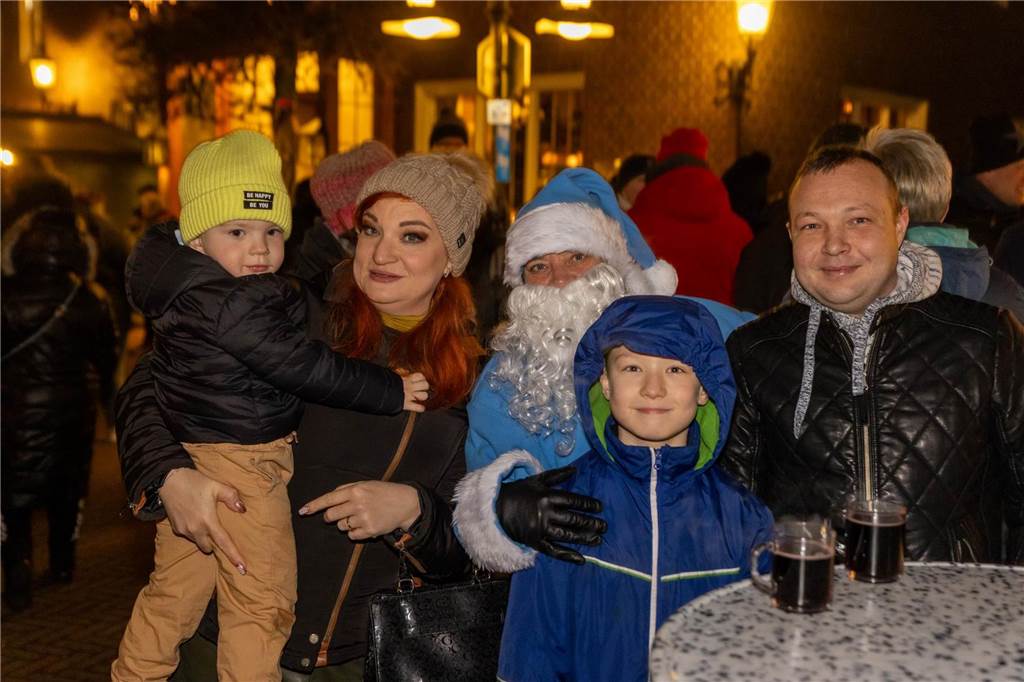 Der blau-weiße Weihnachtsmann war zu Besuch auf dem Adventsmarkt in Alstätte. Hier gibt es zahlreiche Fotos von den Besuchern des Weihnachtsmarktes. 