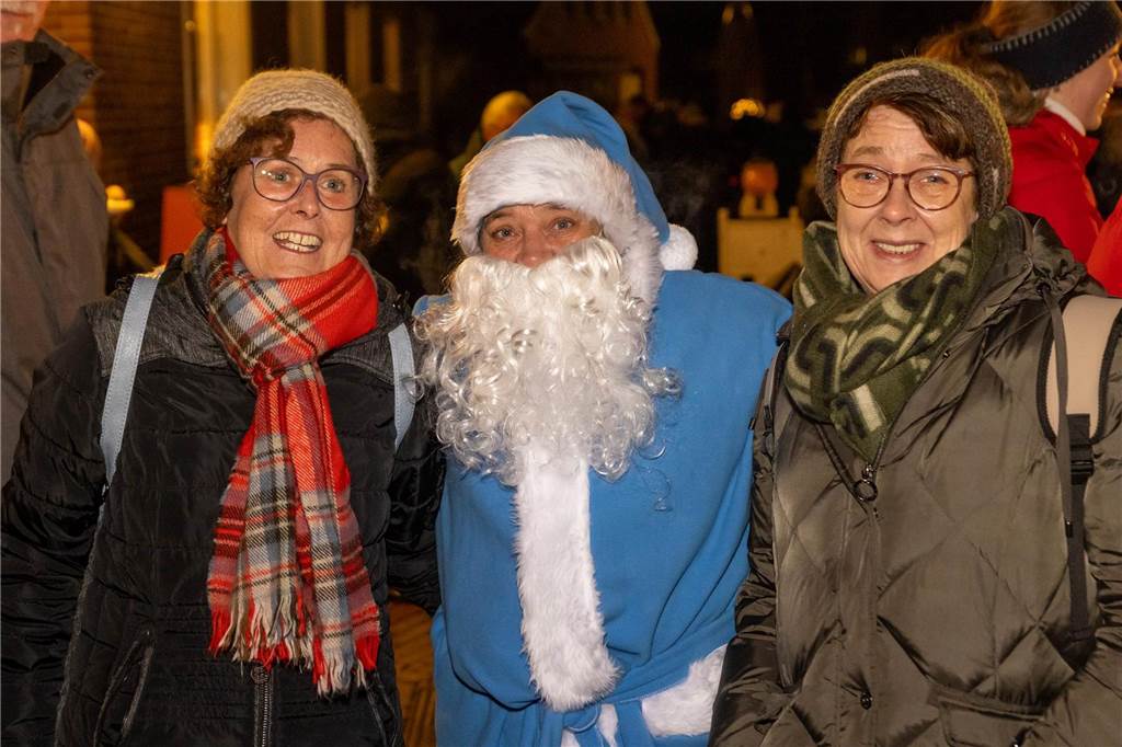 Der blau-weiße Weihnachtsmann war zu Besuch auf dem Adventsmarkt in Alstätte. Hier gibt es zahlreiche Fotos von den Besuchern des Weihnachtsmarktes. 