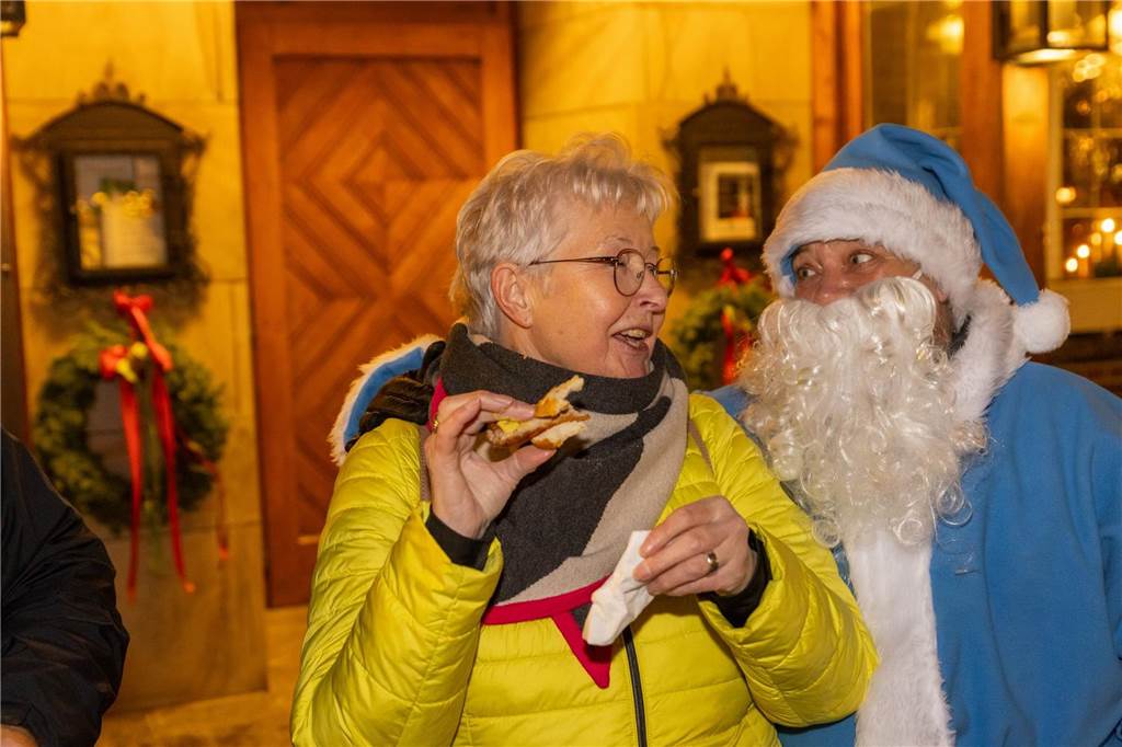 Der blau-weiße Weihnachtsmann war zu Besuch auf dem Adventsmarkt in Alstätte. Hier gibt es zahlreiche Fotos von den Besuchern des Weihnachtsmarktes. 
