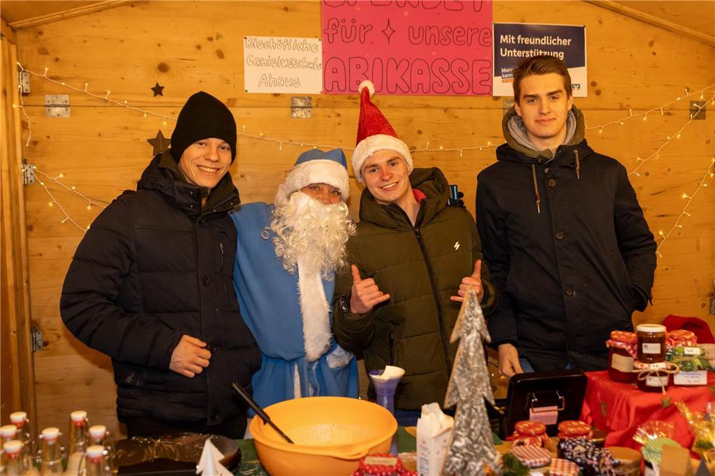 Der blau-weiße Weihnachtsmann war zu Besuch auf dem Adventsmarkt in Alstätte. Hier gibt es zahlreiche Fotos von den Besuchern des Weihnachtsmarktes. 