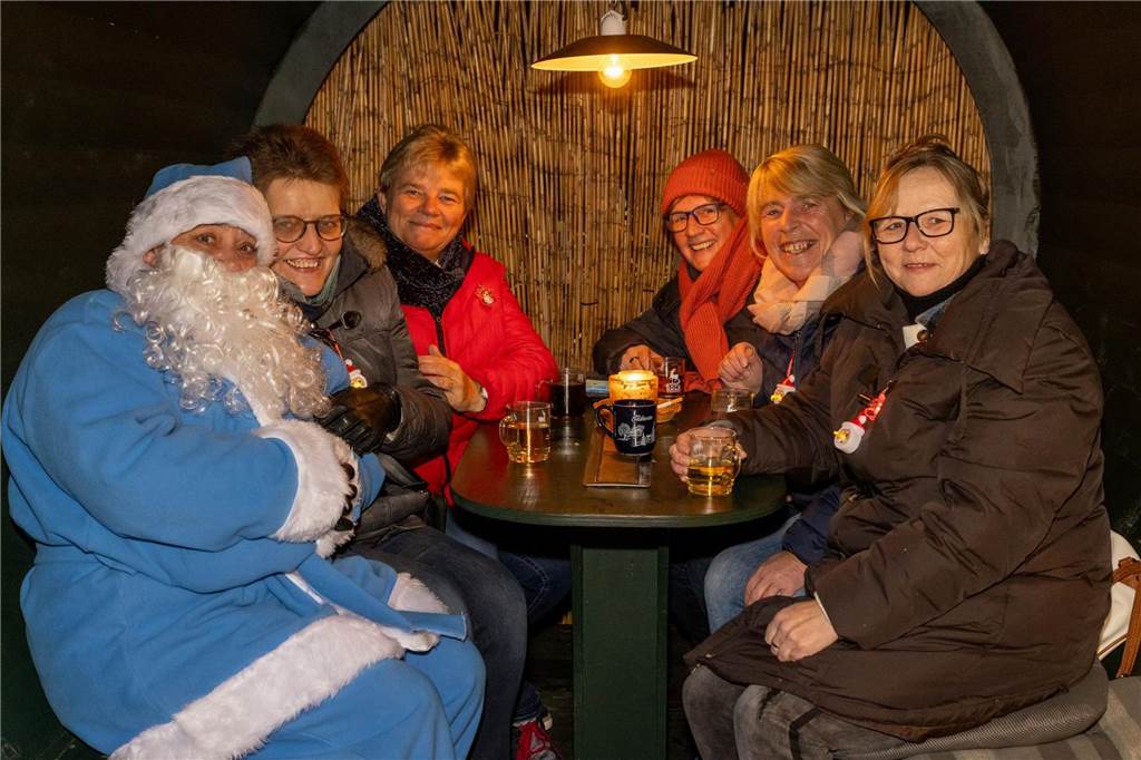Der blau-weiße Weihnachtsmann war zu Besuch auf dem Adventsmarkt in Alstätte. Hier gibt es zahlreiche Fotos von den Besuchern des Weihnachtsmarktes. 