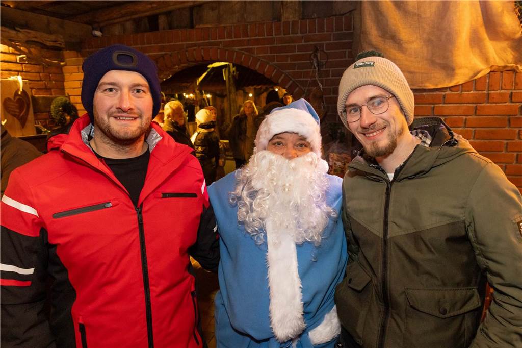 Der blau-weiße Weihnachtsmann war zu Besuch auf dem Adventsmarkt in Alstätte. Hier gibt es zahlreiche Fotos von den Besuchern des Weihnachtsmarktes. 