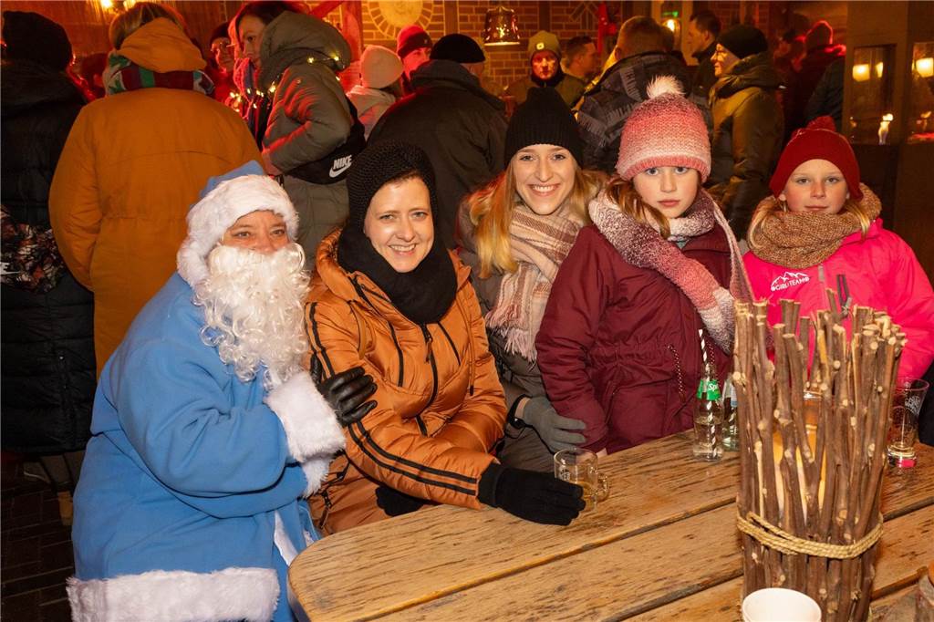 Der blau-weiße Weihnachtsmann war zu Besuch auf dem Adventsmarkt in Alstätte. Hier gibt es zahlreiche Fotos von den Besuchern des Weihnachtsmarktes. 