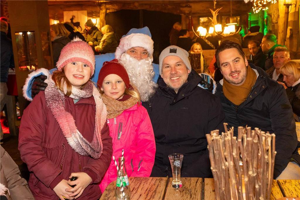 Der blau-weiße Weihnachtsmann war zu Besuch auf dem Adventsmarkt in Alstätte. Hier gibt es zahlreiche Fotos von den Besuchern des Weihnachtsmarktes. 