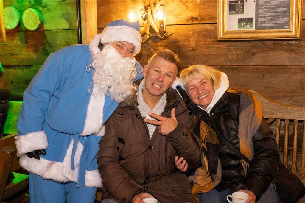 Der blau-weiße Weihnachtsmann war zu Besuch auf dem Adventsmarkt in Alstätte. Hier gibt es zahlreiche Fotos von den Besuchern des Weihnachtsmarktes. 