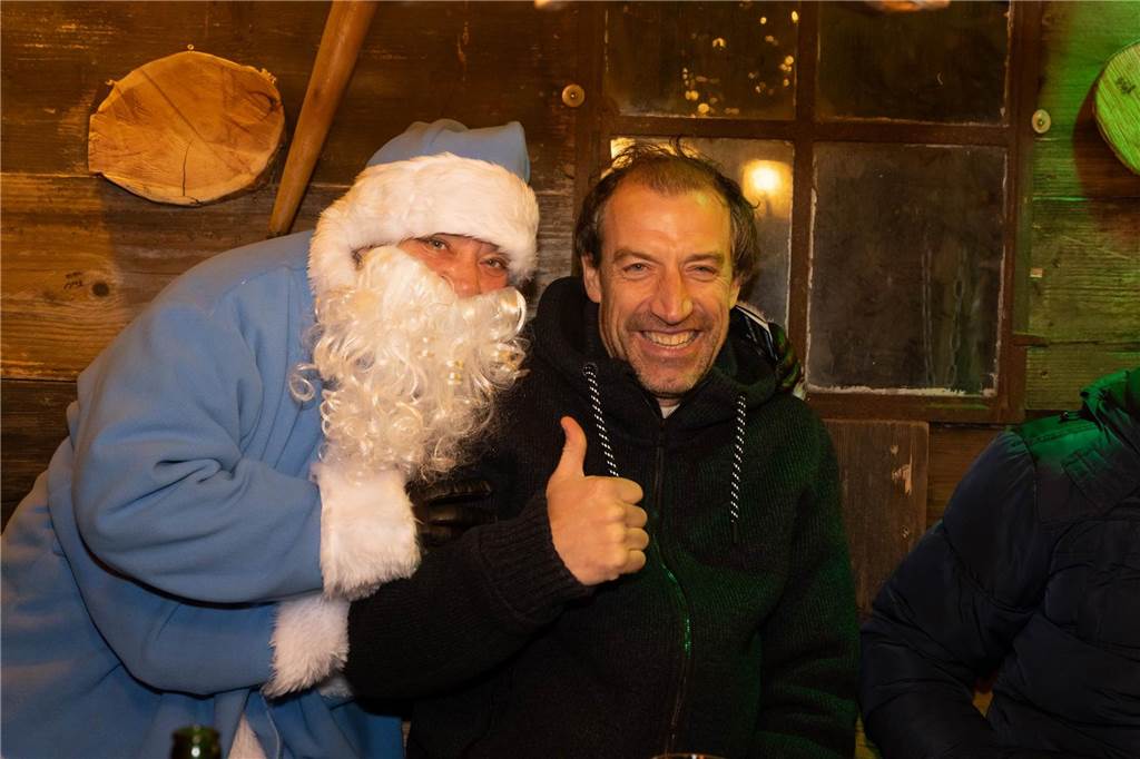 Der blau-weiße Weihnachtsmann war zu Besuch auf dem Adventsmarkt in Alstätte. Hier gibt es zahlreiche Fotos von den Besuchern des Weihnachtsmarktes. 