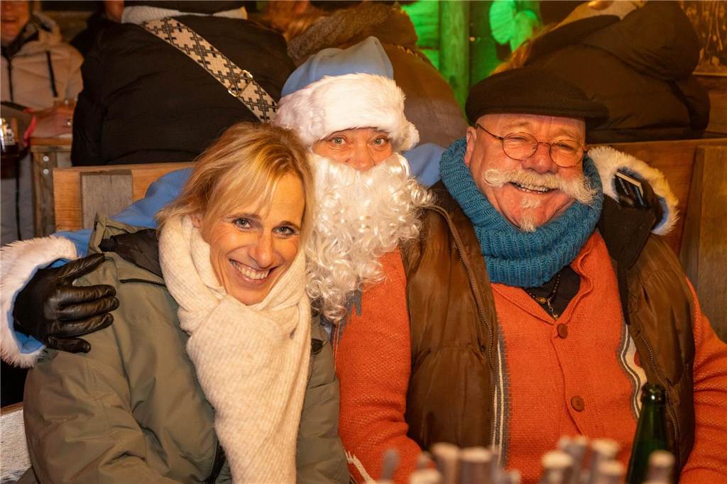 Der blau-weiße Weihnachtsmann war zu Besuch auf dem Adventsmarkt in Alstätte. Hier gibt es zahlreiche Fotos von den Besuchern des Weihnachtsmarktes. 